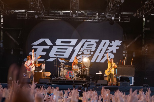 サンボマスター、RISING SUN ROCK FESTIVALで初の大トリ!12年ぶりの朝日と奇跡のフィナーレ