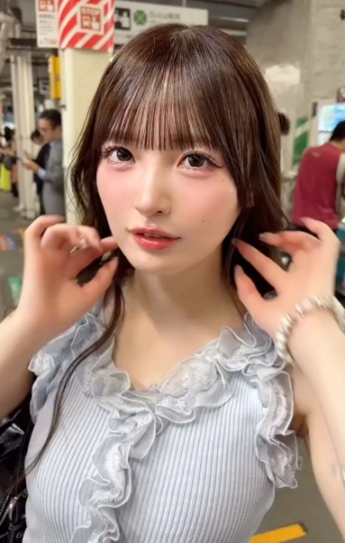由良ゆら、ふんわり結うポニテ姿に釘付け!フェミニンなコーデを披露!